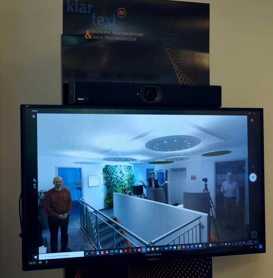 Die Videokonferenz-Soundbar Yealink UVC40 ist nur für kleine und mittlere Konferenzräume gedacht, eignet sich aber auch für große und unruhige Räume – hier beim Härtetest im Foyer von klartext AV.